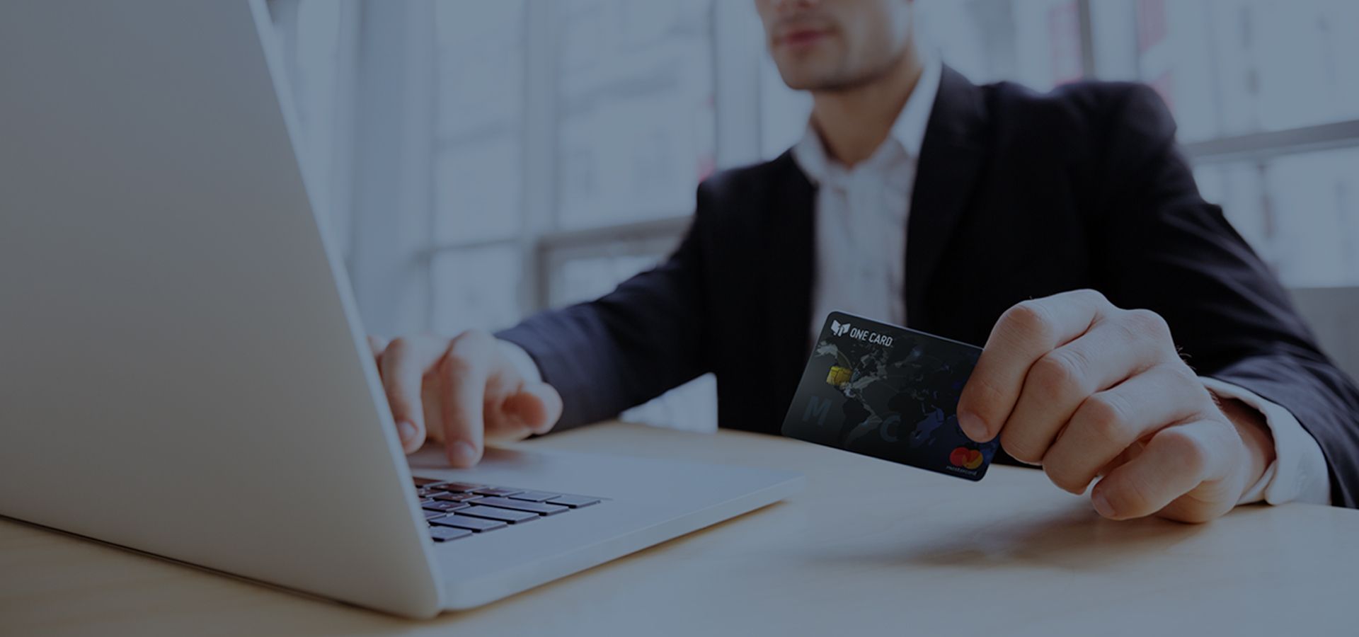 Persona usando soluciones One Card en una oficina